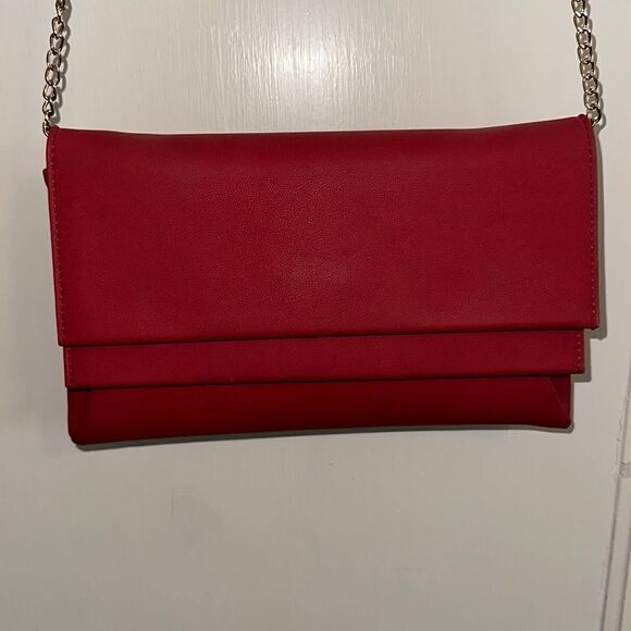 Deep‎ red Miztique faux leather crossbody purse with gold chain - Picture 3 of 8